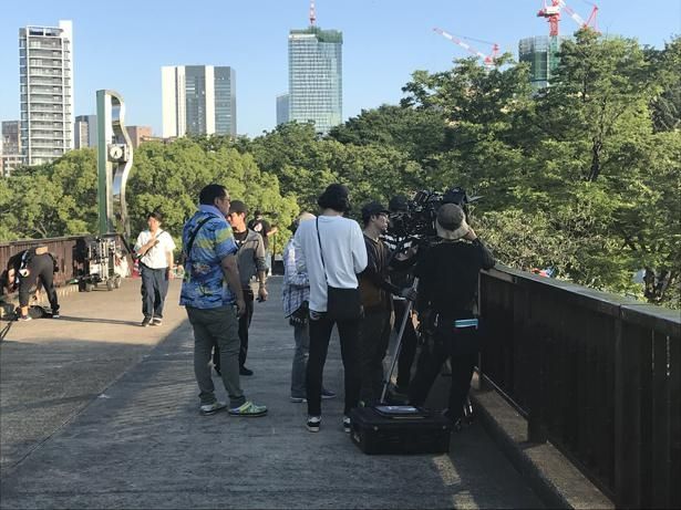 施設管理者から特例的に許可をもらい、来園者でにぎわう代々木公園でも撮影(『劇場』)