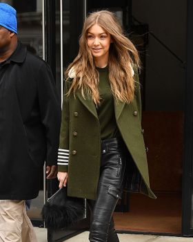 ジジとトミー・ヒルフィガーのコラボショーのためにバービー人形が作られた