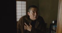 『呪怨：呪いの家』。シリーズのアイコン的存在である伽椰子は登場せず、惨劇の舞台となった住宅を巡る人々の業が描かれる