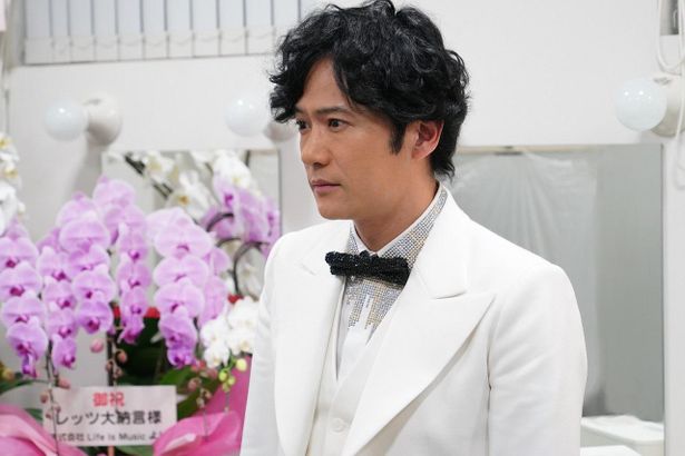 【写真を見る】7年ぶりの三谷作品で稲垣吾郎が演歌歌手を怪演！
