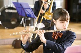 「ハルチカ」より。本作ではブレザータイプの制服を着用