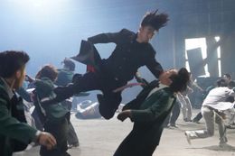 華麗に飛び蹴りをかます伊藤(伊藤健太郎)