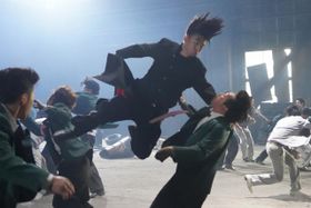 華麗に飛び蹴りをかます伊藤(伊藤健太郎)