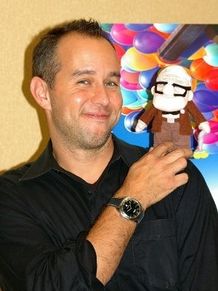 『カールじいさんの空飛ぶ家』のプロデューサー、ジョナス・リベラ。肩にはカールじいさん