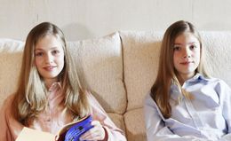 スペインの王女姉妹が母と3人でお揃いヘアスタイルを披露