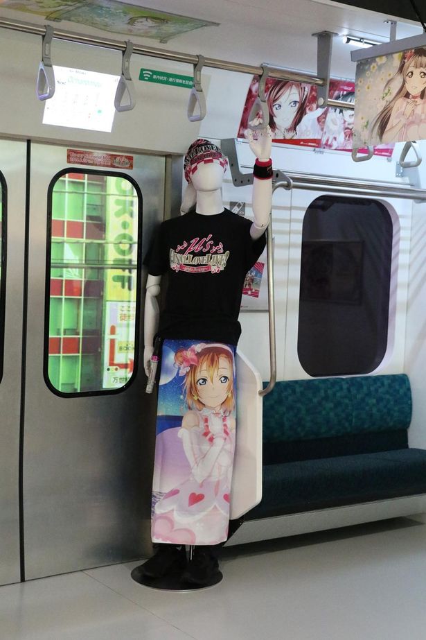 「ラブライブ！」ラッピングされた電車とラブライバーの展示