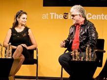 お互いを見つめあいながら語るペネロペとアルモドバル監督