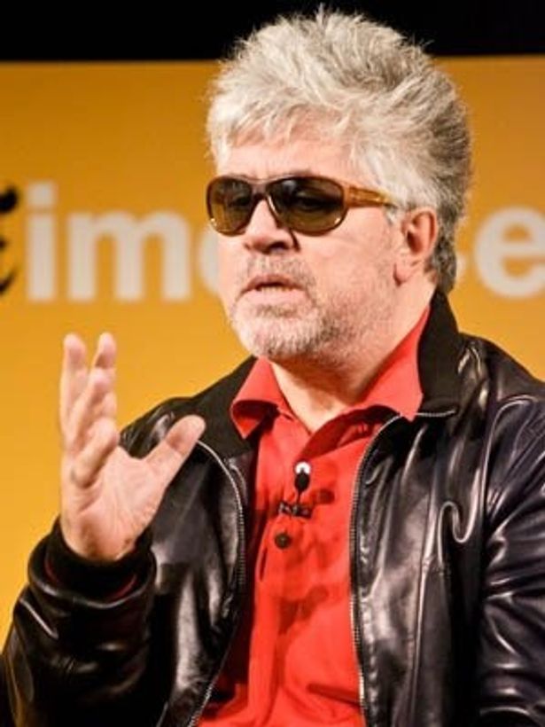 まぶしかったのか、突然サングラスをかけたアルモドバル監督
