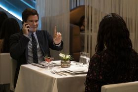 フィル役を人気コメディ俳優アダム・ディヴァインが快演(『ジェクシー!　スマホを変えただけなのに』)