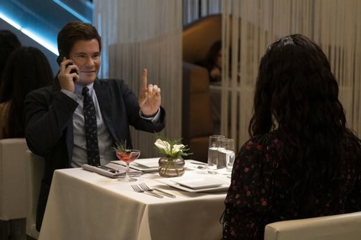 フィル役を人気コメディ俳優アダム・ディヴァインが快演(『ジェクシー!　スマホを変えただけなのに』)