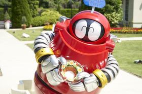 たまご型の真っ赤なボディに感情表現豊かな眼のロボコン