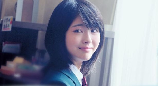余命わずかな桜良に扮する浜辺