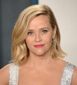 44歳のリース・ウィザースプーン、幼少期の写真を投稿