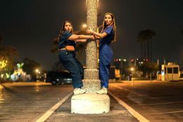 ガリ勉女子高生コンビがパリピデビューを目指すが…