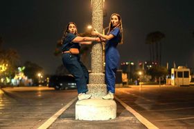 ガリ勉女子高生コンビがパリピデビューを目指すが…