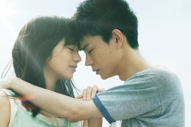 菅田将暉と小松菜奈がおでこを寄せ合うラブシーン。『糸』は8月21日(金)公開