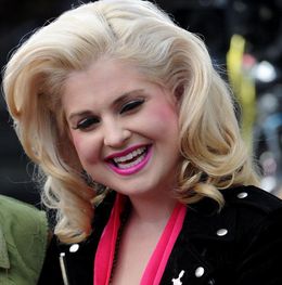 オジー・オズボーンの娘が激ヤセ後初の公の場へ