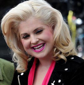 オジー・オズボーンの娘が激ヤセ後初の公の場へ