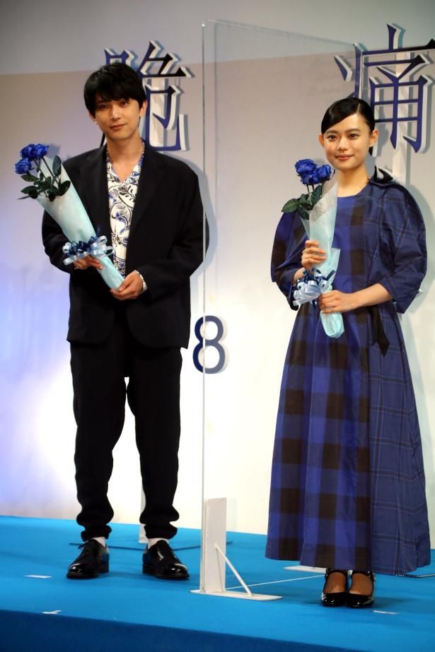 【写真を見る】吉沢亮と杉咲花の全身ショット