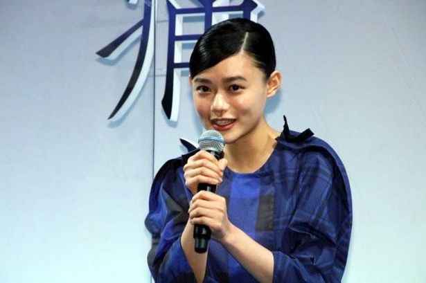 笑顔で挨拶する杉咲花