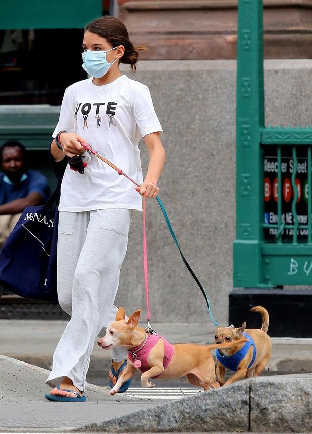 愛犬の散歩ではラフなスタイルで外出も