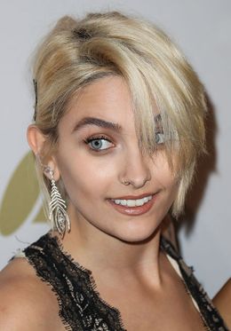 グラミー賞のプレパーティに参加したパリスが話題