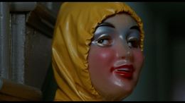 黄色のレインコートに不気味なマスク…埋もれた名作『アリス・スウィート・アリス』を知っているか？