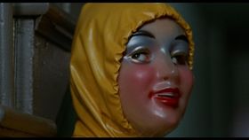 黄色のレインコートに不気味なマスク…埋もれた名作『アリス・スウィート・アリス』を知っているか？