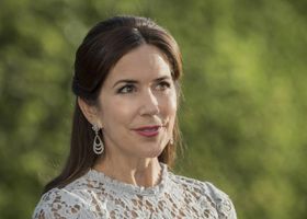 素手での握手を公式に謝罪