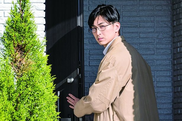 貴代美に近づく怪しげな新聞記者を演じる松田翔太