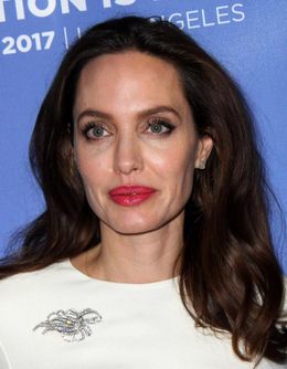 アンジェリーナ・ジョリーが三女ヴィヴィアンとスクールグッズをお買い物