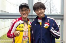 原作者の渡辺航(左)と小野田坂道役の永瀬廉