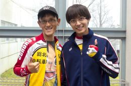 原作者の渡辺航(左)と小野田坂道役の永瀬廉