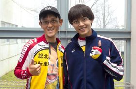 原作者の渡辺航(左)と小野田坂道役の永瀬廉