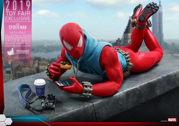 スマホなど付属品も充実！(「【ビデオゲーム・マスターピース】 『Marvel’s Spider−Man』 1/6スケールフィギュア　スパイダーマン(スカーレット・スパイダー・スーツ版)」)