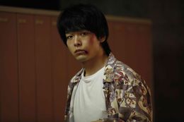 口元の傷が痛々しい、“町”にたどり着いたばかりの蒼山( 中村倫也)