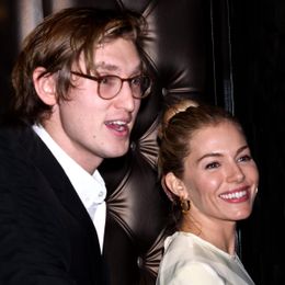 シエナ・ミラーが婚約者と破局