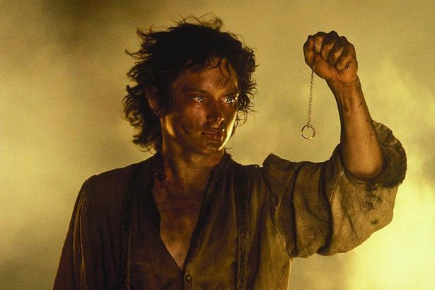 滅びの山の火口で指輪を手に立ち尽くすフロド(『ロード・オブ・ザ・リング/王の帰還』)