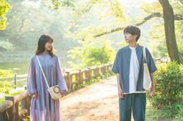 久しぶりに会い見つめ合うミヤコ(有村架純)と幸太朗(椎木知仁)