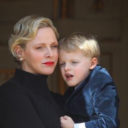 子どもたちとの公の場で新しいヘアスタイルを披露