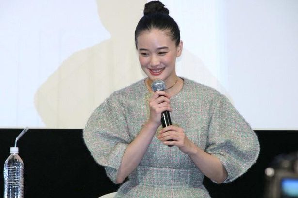 主人公の福原聡子役の蒼井優