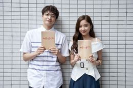 小関裕太、堀田真由が台本を持ってニッコリポーズ！ 