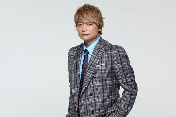 【写真を見る】ブルーシャツとチェックのスーツを着こなした香取慎吾ショットに見惚れる！