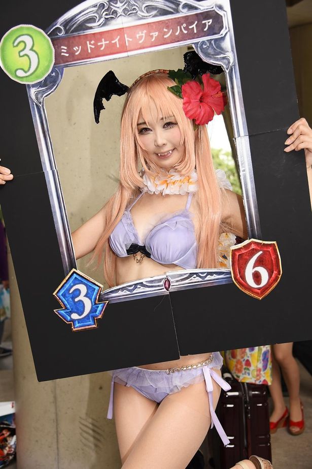 「Shadowverse」の“ミッドナイトヴァンパイア”に扮する夏城陽詩さん