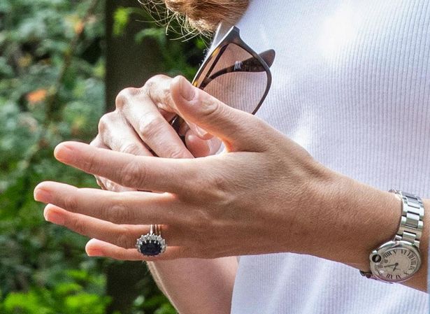 婚約指輪と時計は鉄板のアクセサリー