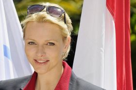 目に眩しい！煌びやかなシルバーのドレスで公の場へ