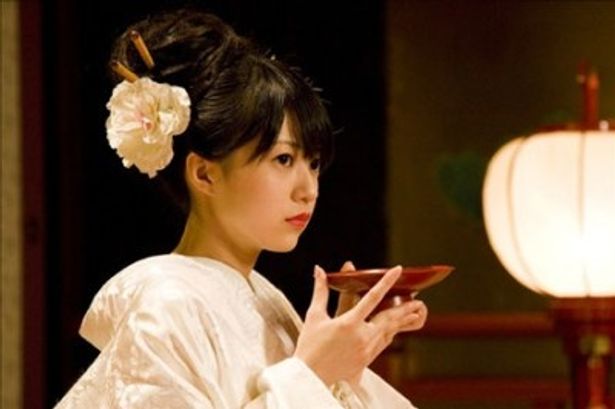 “鬼の花嫁”の刻印を持つ少女を演じる逢沢りな