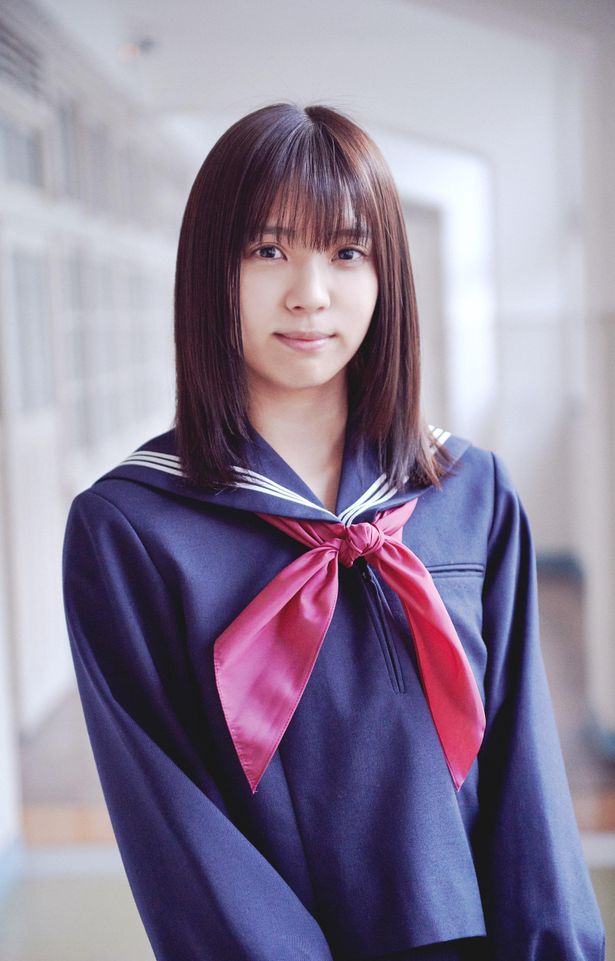 制服姿で微笑む小林