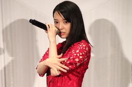 表情をキリリと一変させた上白石萌音