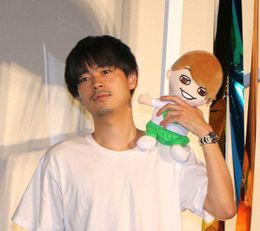 大倉忠義の“ぬいぐるみ”を抱いてステージに！